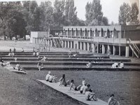 Gradsko kupalište na Savi 1966. godine  Postoje podaci da je 1857. ograđen prvi prostor za kupanje vojnika na Savi. 1863. je sagrađena splav, a 1876. je kupalište bilo smješteno u Trnju, blizu civilnog kupališta, s 14 kabina na obali i 4 na splavi. Krajem stoljeća je ono izgorjelo, a zatim je opet uređeno na mjestu Gradskog kupališta na Savi. Već 1862. je napravljen prvi nacrt za otvoreno građeno kupalište, no prvo takvo „pravo“ kupalište Zagreb je dobio tek 1939. godine, mali bazen na Šalati. Prvi zatvoreni bazen Zagreb dobiva 1928. u sklopu javnog kupališta „Terapija“ u Mihanovićevoj ulici, nakon toga se tek 1958. gradi zatvoreni bazen u Daničićevoj i kasnije onaj na Savi.